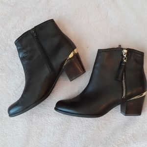 Isaac Mizrahi Julian Ankle Booties